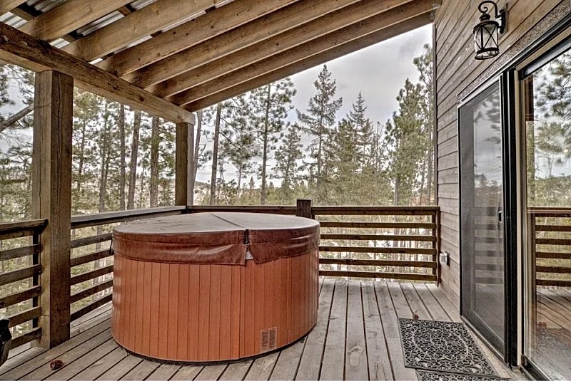 Gray Goose Lodge - Private back deck, hot tub and Wifi! in Lead, South Dakota, United States — photo 3