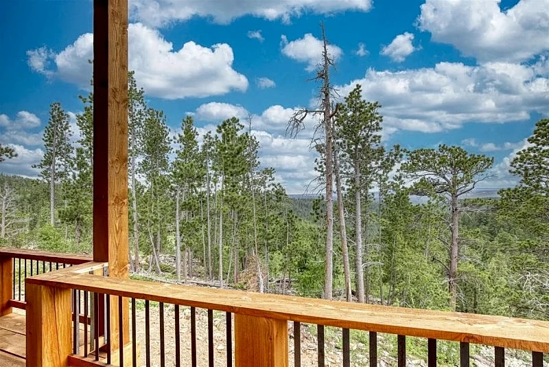 The Cliffhanger - Gorgeous views! Indoor Outdoor Fireplace and Hot tub! in Lead, South Dakota, United States — photo 4