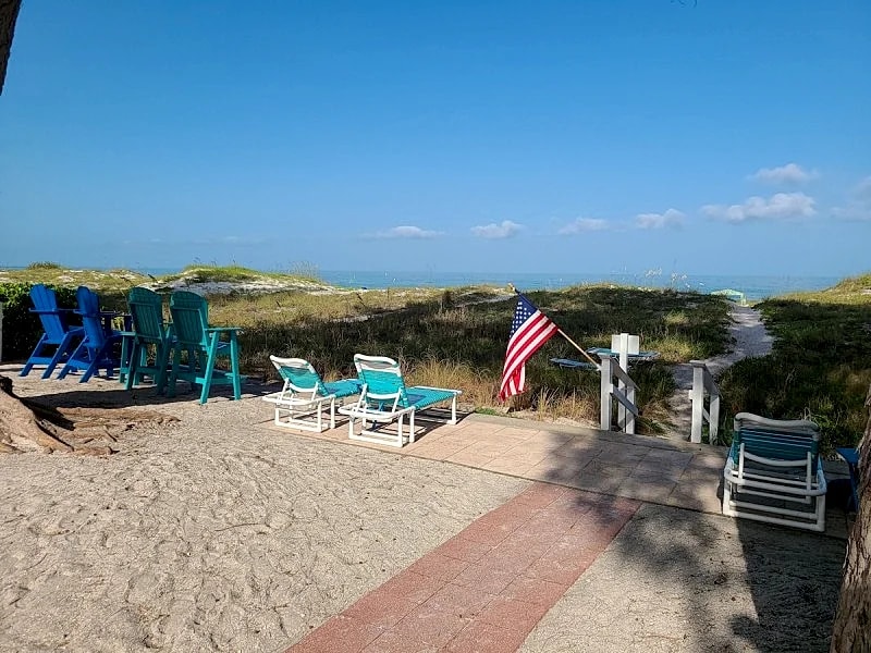 Beachfront Cottages (PATIO) at Beautiful Sandy Shores on Gulf of Mexico in Indian Rocks Beach, Florida, United States — photo 3