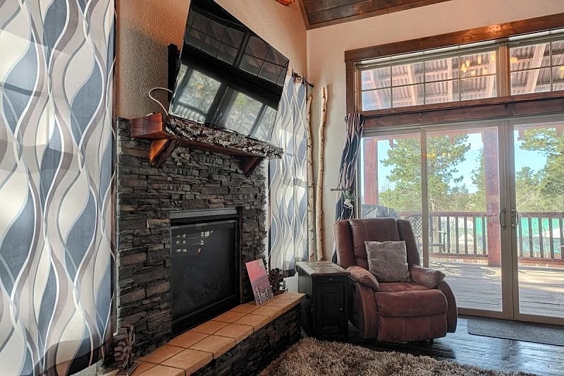 Beautiful mountain cabin - close to the slopes with private hot tub, ping-pong and foosball! in Lead, South Dakota, United States — photo 3