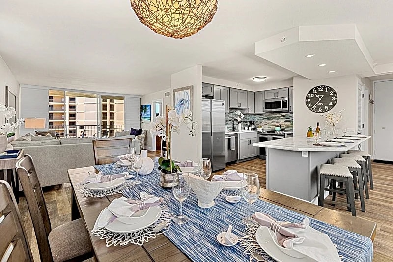 New Listing! Stylish, Sunlit 2bd West Maui Condo in Lahaina, Hawaii, United States — photo 2