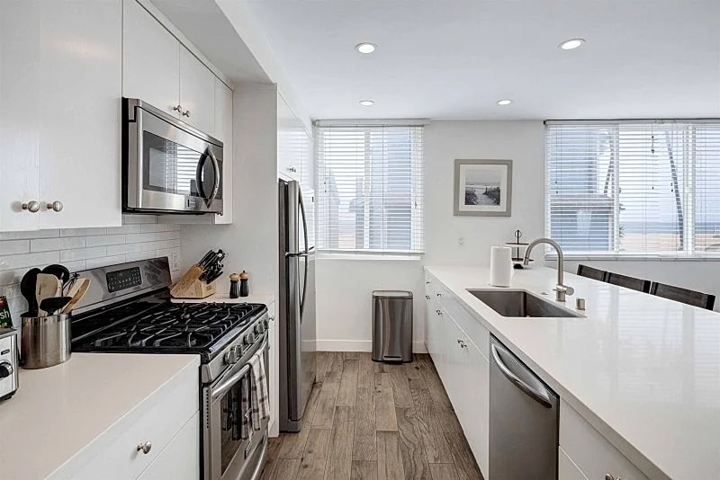 Oceanfront Luxurious 2-Bed Beach Apartment in Hermosa Beach with Stunning Views in Hermosa Beach, California, United States — photo 4