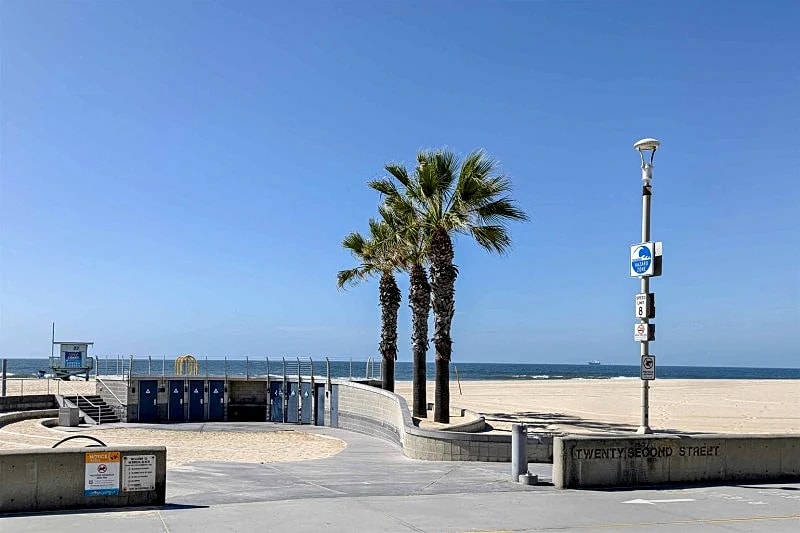 Tranquil Top-Floor 1-Bedroom Apartment Steps from the Sand in Hermosa Beach in Hermosa Beach, California, United States — photo 2