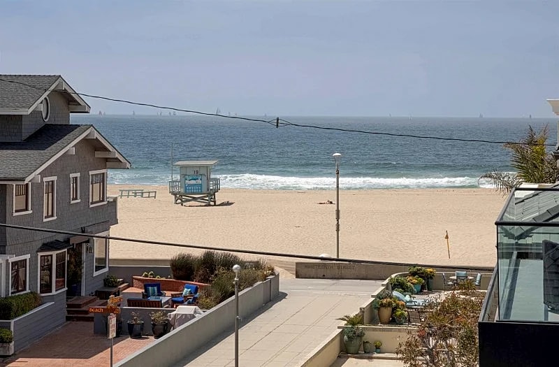 Luxury Walk Street Home in North Hermosa – Ocean Views Just Steps from the Sand in Hermosa Beach, California, United States — photo 2