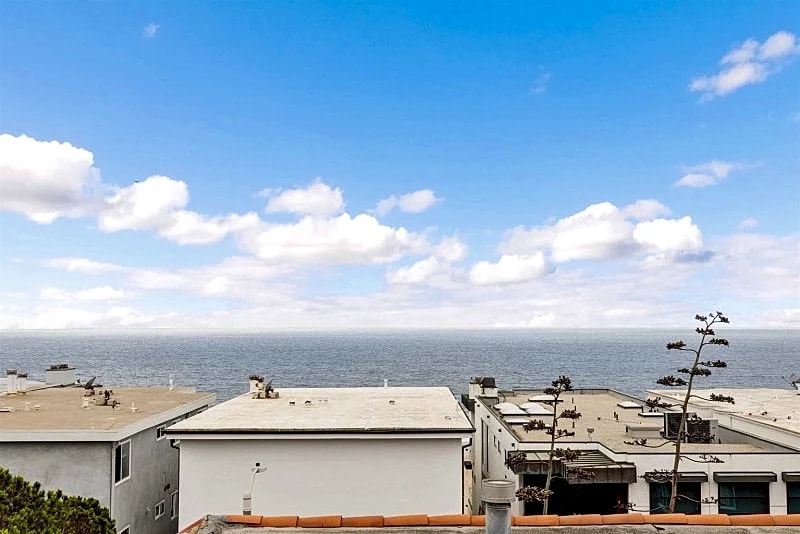 Oceanview Luxury Steps from Manhattan Beach – Fully Furnished Coastal Escape in Manhattan Beach, California, United States — photo 2