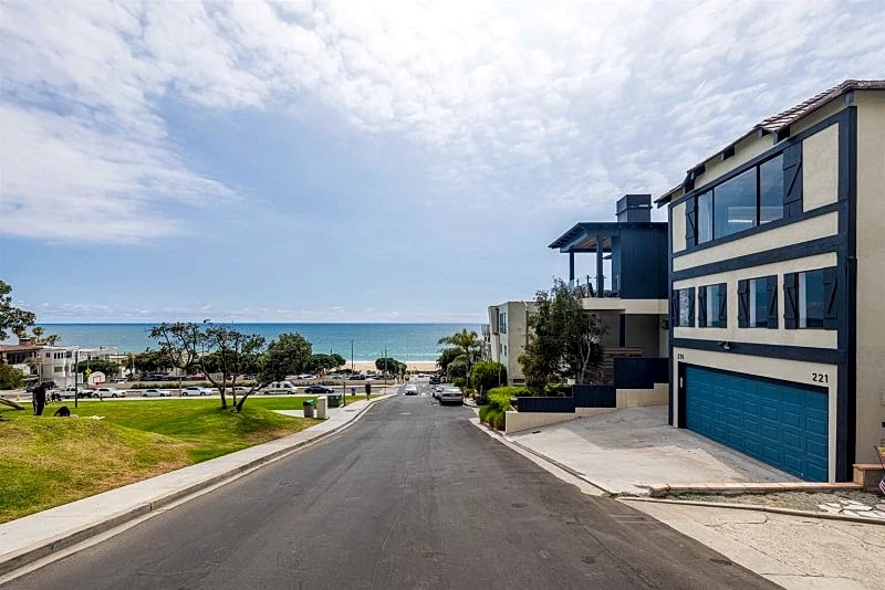 Steps from the Sand – Stylish Beach Getaway with Ocean Views & Private Patio in Manhattan Beach, California, United States — photo 2