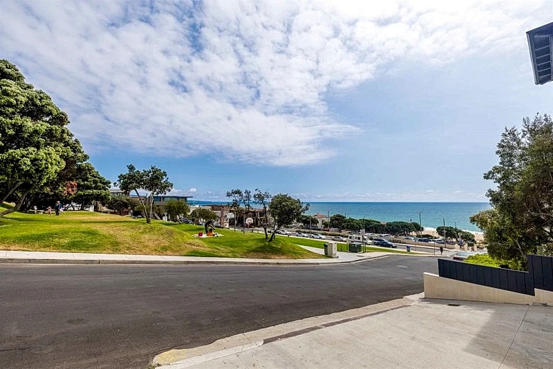 Steps from the Sand – Stylish Beach Getaway with Ocean Views & Private Patio in Manhattan Beach, California, United States — photo 3