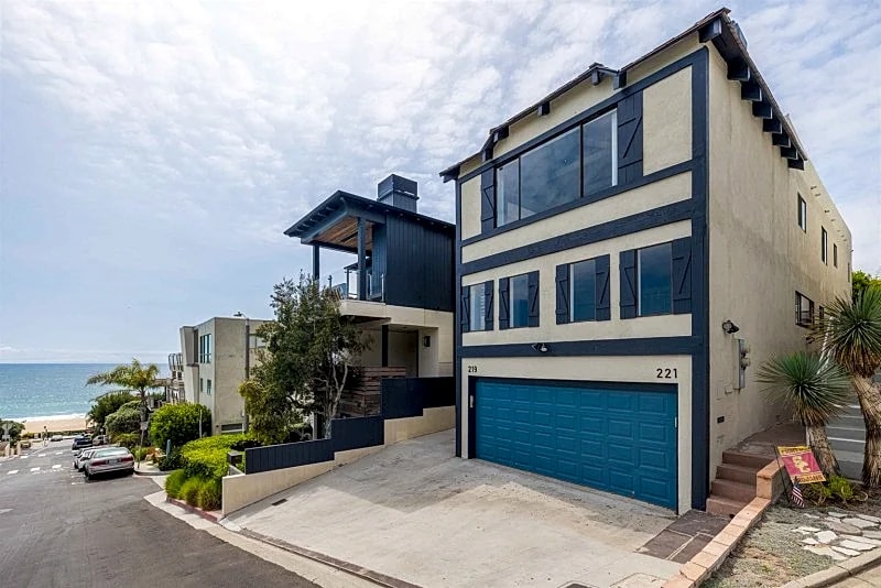 Steps from the Sand – Stylish Beach Getaway with Ocean Views & Private Patio in Manhattan Beach, California, United States — photo 4