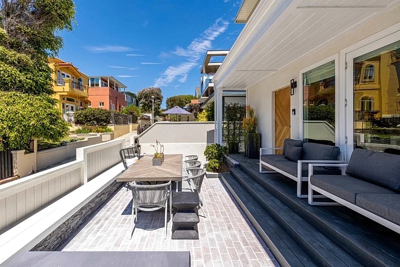 Oceanview Walk Street Beach House in North Hermosa – 4-Bed, 4-Bath, Patio in Hermosa Beach, California, United States — photo 4