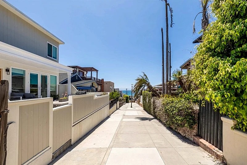 Oceanview Walk Street Beach House in North Hermosa – 4-Bed, 4-Bath, Patio in Hermosa Beach, California, United States — photo 2