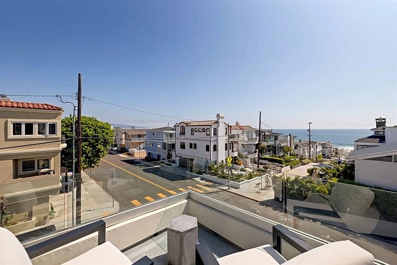 Stunning Beachfront Townhome in South Manhattan Beach – Perfect for Executive Stays
