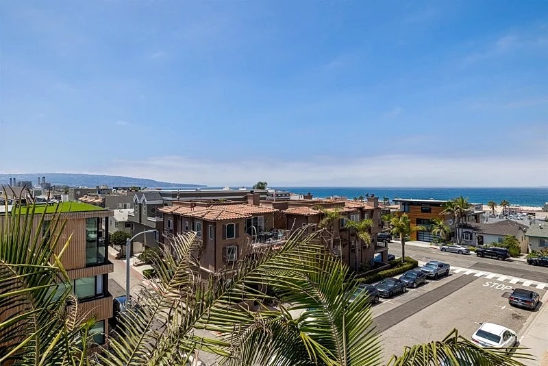 331 11th Furnished Surf Pad: Beautiful 3-Bed Townhouse with Rooftop Deck in Hermosa Beach in Hermosa Beach, California, United States — photo 4