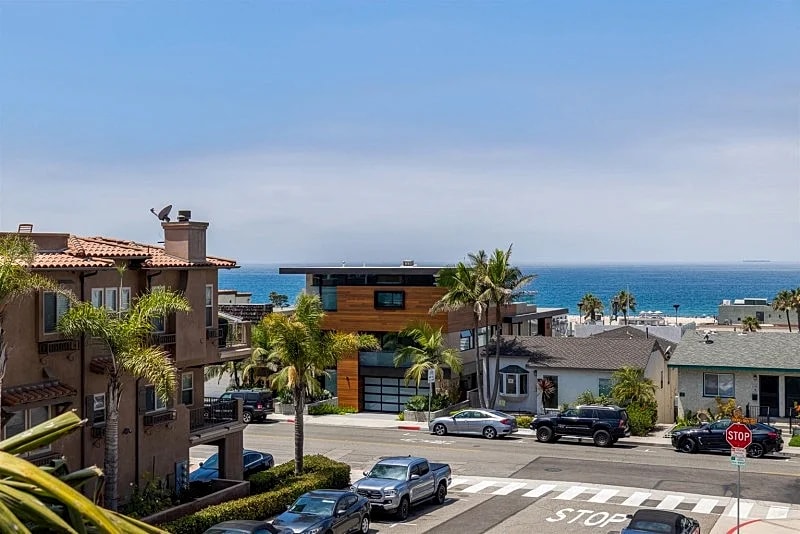 331 11th Furnished Surf Pad: Beautiful 3-Bed Townhouse with Rooftop Deck in Hermosa Beach in Hermosa Beach, California, United States — photo 2