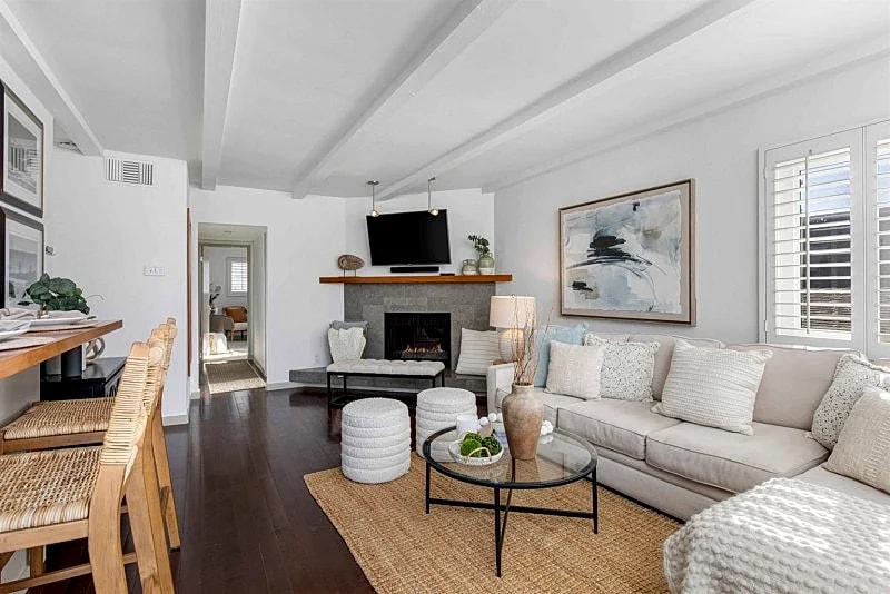 Charming Remodeled 3-Bed, 3-Bath Downtown Manhattan Beach Home with Parking in Manhattan Beach, California, United States — photo 4