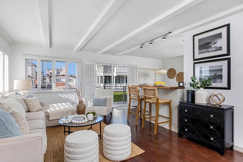 Charming Remodeled 3-Bed, 3-Bath Downtown Manhattan Beach Home with Parking in Manhattan Beach, California, United States — photo 3