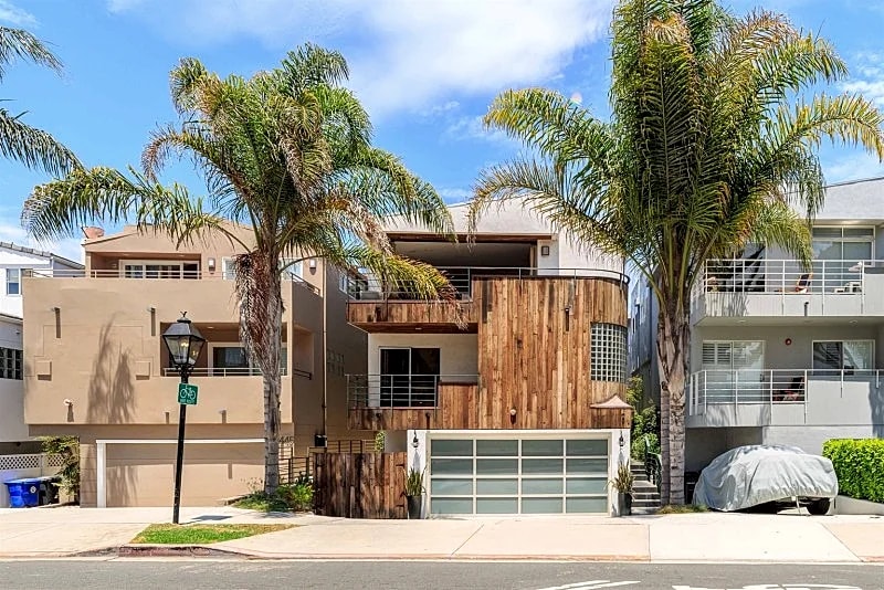 Ocean Breeze Townhouse with Sunset Views & Coastal Luxury in Manhattan Beach in Manhattan Beach, California, United States — photo 2