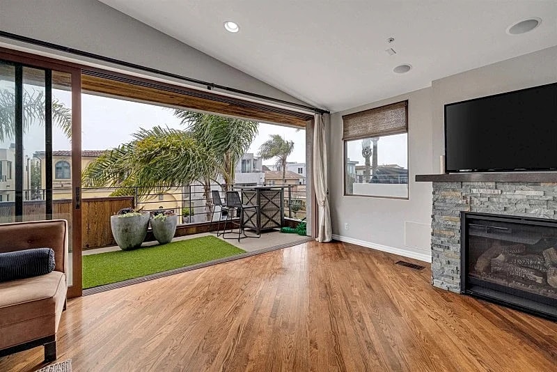 Ocean Breeze Townhouse with Sunset Views & Coastal Luxury in Manhattan Beach in Manhattan Beach, California, United States — photo 3