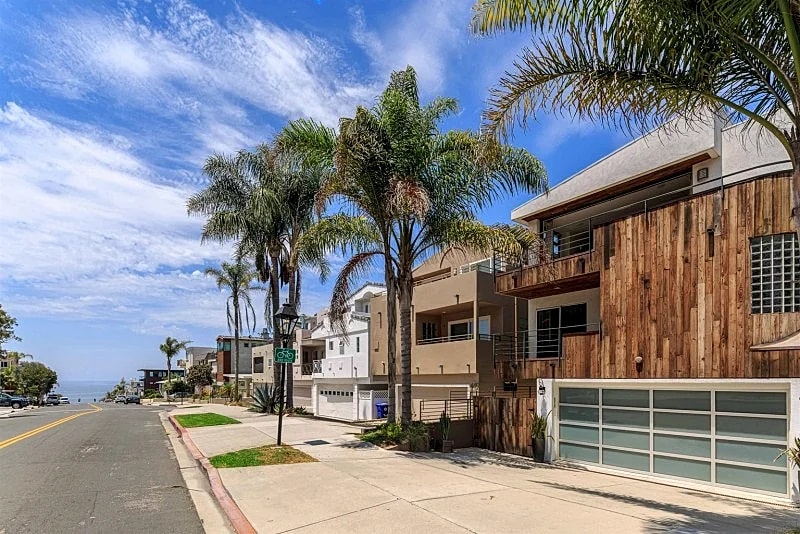 Ocean Breeze Townhouse with Sunset Views & Coastal Luxury in Manhattan Beach