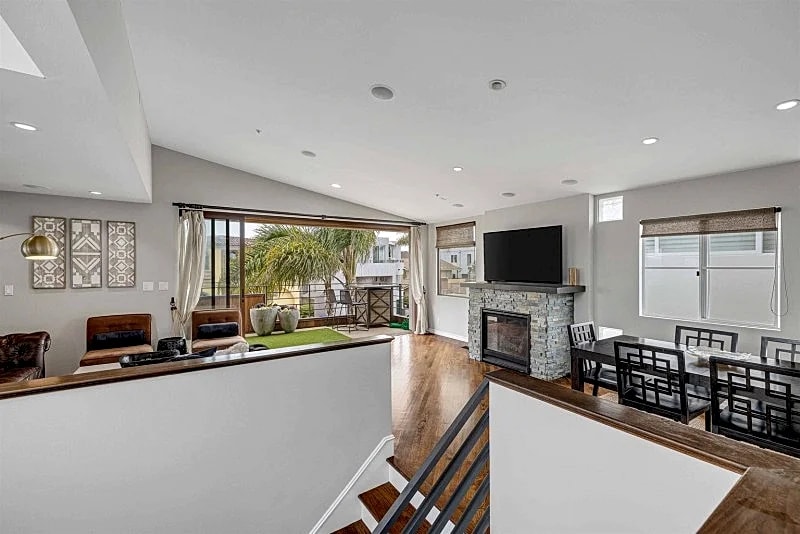 Ocean Breeze Townhouse with Sunset Views & Coastal Luxury in Manhattan Beach in Manhattan Beach, California, United States — photo 4