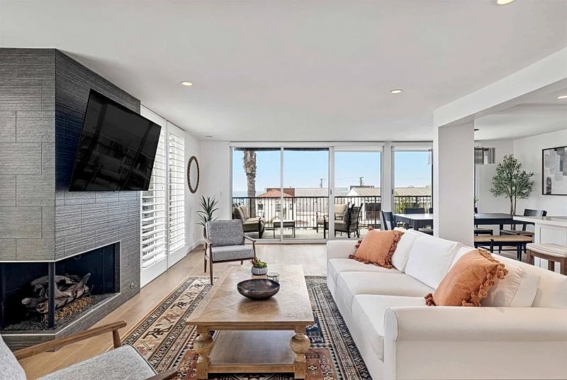 Ocean View Luxury: Stunning 2-Bed, 2-Bath Condo in the Heart of Manhattan Beach in Manhattan Beach, California, United States — photo 4