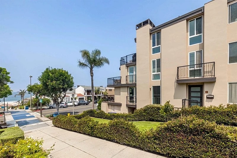 Ocean View Luxury: Stunning 2-Bed, 2-Bath Condo in the Heart of Manhattan Beach