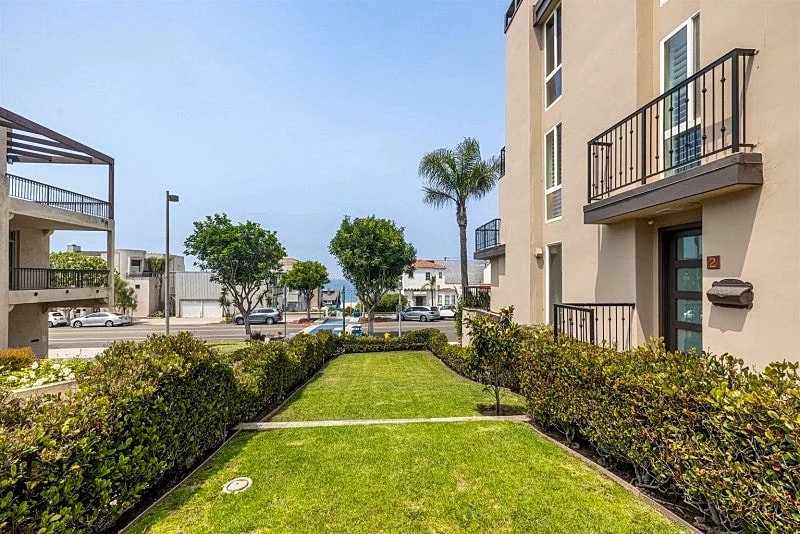 Ocean View Luxury: Stunning 2-Bed, 2-Bath Condo in the Heart of Manhattan Beach in Manhattan Beach, California, United States — photo 3