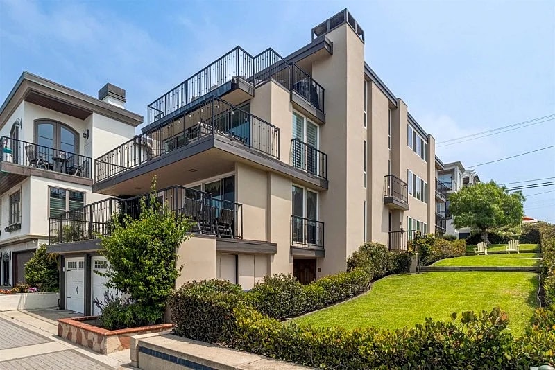 Ocean View Luxury: Stunning 2-Bed, 2-Bath Condo in the Heart of Manhattan Beach in Manhattan Beach, California, United States — photo 2