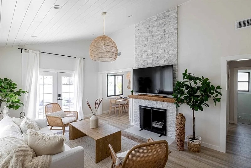 Experience Coastal Comfort: Stunning Remodeled Home in Hermosa Beach - SCVR in Hermosa Beach, California, United States — photo 2