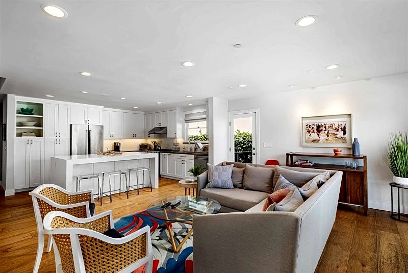 Charming 5-Bedroom Furnished Home in East Manhattan Beach, Perfect Coastal Retreat in Manhattan Beach, California, United States — photo 4