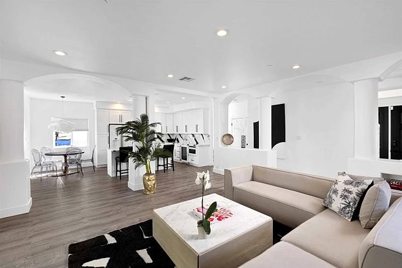 Designer Townhome Retreat in the Heart of Redondo Beach, Fully Furnished and Elegant in Redondo Beach, California, United States — photo 4