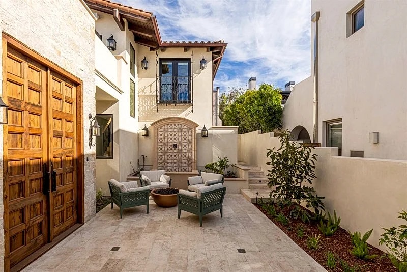 2546 Manhattan Stunning Home With A Massive Ocean View Deck In N. Hermosa Beach! in Hermosa Beach, California, United States — photo 3