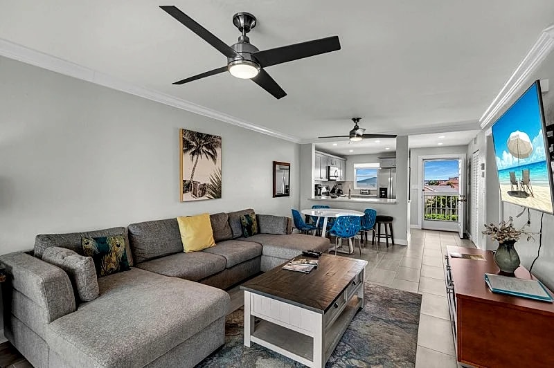 Completely Remodeled 2 Bed 2 Bath I Block Away From Free Beach Access in Marco Island, Florida, United States — photo 4
