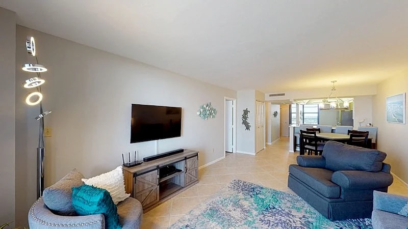 Beachfront, Amazing Southern Views 10th floor, Tower 3, Sleeps 7 in Marco Island in Marco Island, Florida, United States — photo 4