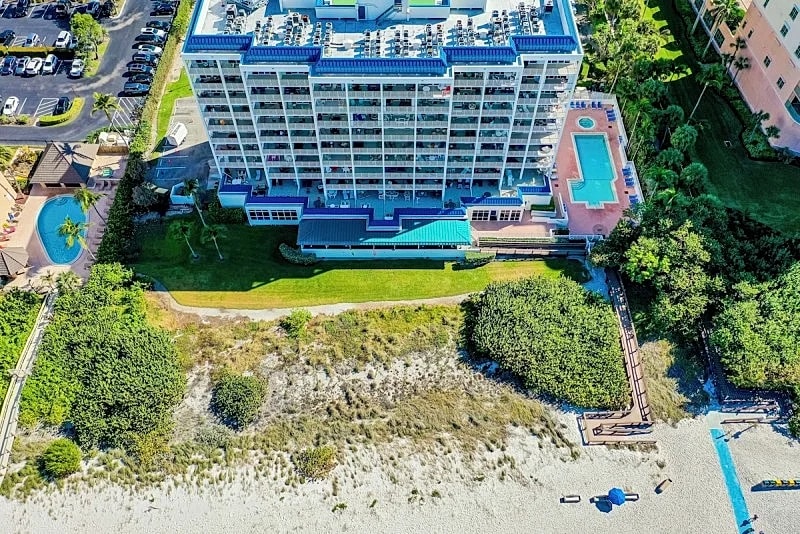Beachfront Living at the Apollo I On-Site Sunset Grille Tiki/Restaurant in Marco Island, Florida, United States — photo 4