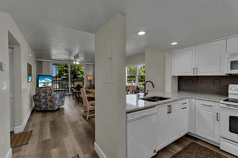 Short Walk to Beach Access I Coastal 2 Bed Essex in Marco Island, Florida, United States — photo 4