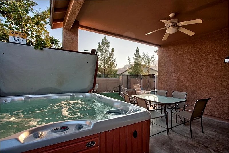 Single-Storey Spacious private home with spa, pool, & very private backyard in Phoenix, Arizona, United States — photo 4