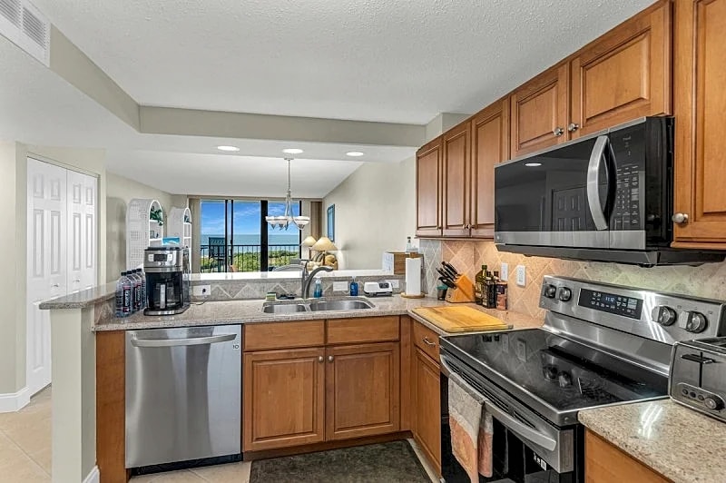 Beachfront 2 Bed 12th Floor I Updated in Marco Island, Florida, United States — photo 4