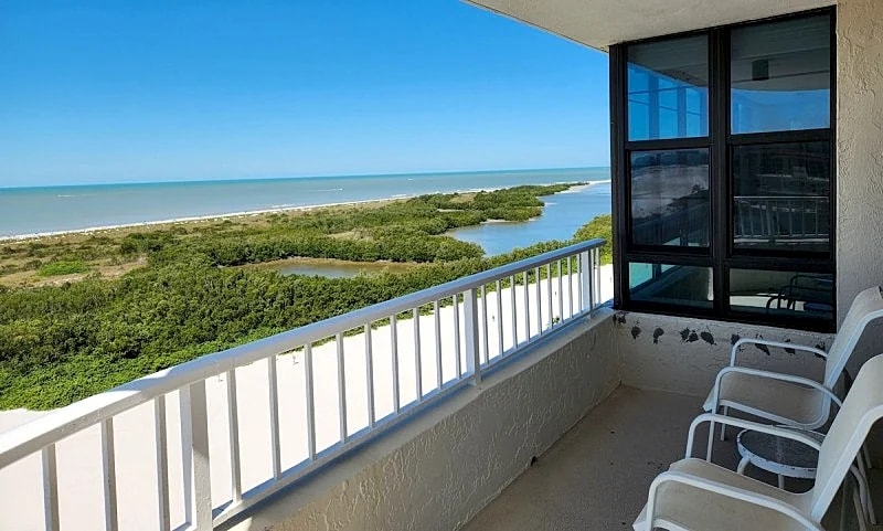 Highly Sought After End Unit I Redone Throughout in Marco Island, Florida, United States — photo 4
