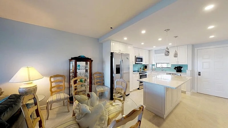 Renovated 2 Story 2 bed 2 bath Cabana Unit w/ On-Site Dolphin Tiki! in Marco Island, Florida, United States — photo 4