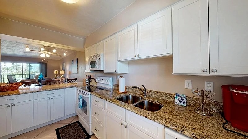 Desirable Location, Directly Across Street From South Beach Access!!! in Marco Island, Florida, United States — photo 3
