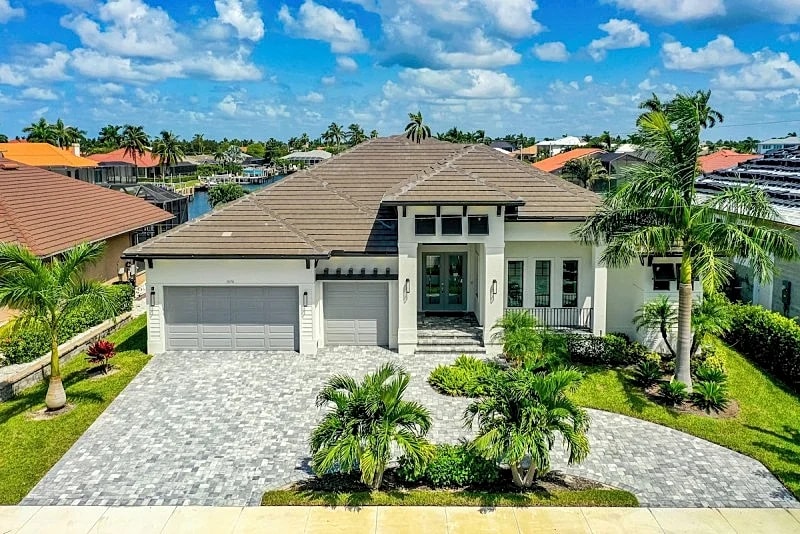 Luxurious Waterfront 4 Bed Island Retreat