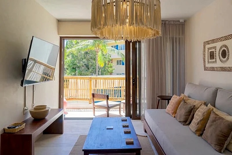 Rooftop pool, walk to beach and restaurants
