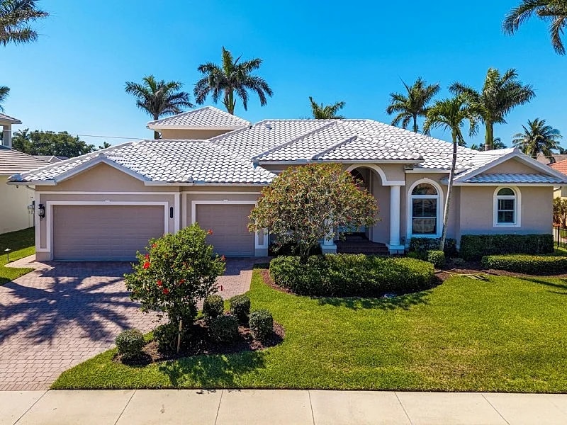 New Listing! Updated & Waterfront I Walk to Beach in Marco Island, Florida, United States — photo 4