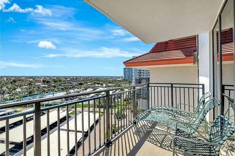 End Unit, Marco Island Beachfront 2 Bed Condo in Marco Island, Florida, United States — photo 4