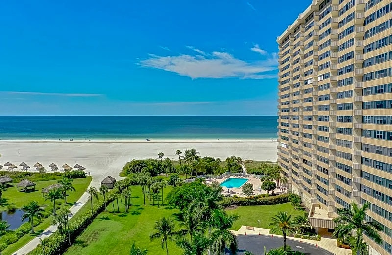 Beachfront 2 Bed I Views Stretching Down Entire Beach in Marco Island, Florida, United States — photo 5