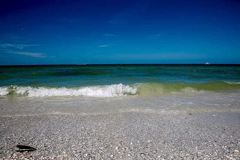 Stunning Beachfront Penthouse on 19th Floor I Desirable Front Unit in Marco Island, Florida, United States — photo 3