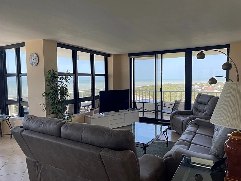 Stunning Beachfront Penthouse on 19th Floor I Desirable Front Unit in Marco Island, Florida, United States — photo 5