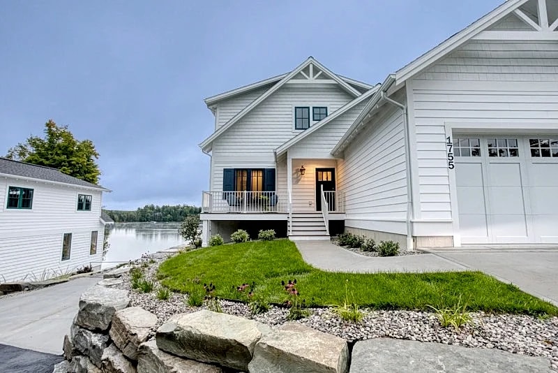 Traverse City Lakemore Resort Side by Side Luxury Lakefront Homes on Arbutus Lk in Traverse City, Michigan, United States — photo 3