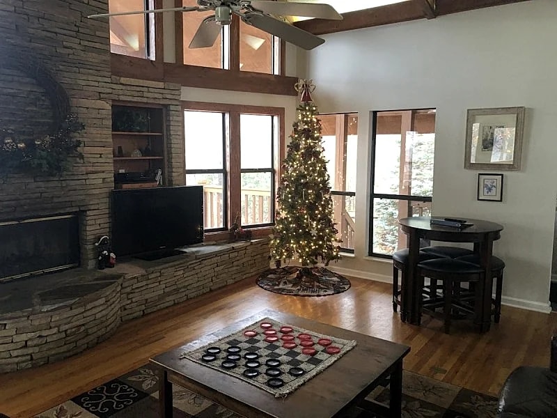 "STUNNING CHALET" -Perfect Location for Family Reunions, Retreats, & Gatherings. in Gatlinburg, Tennessee, United States — photo 4