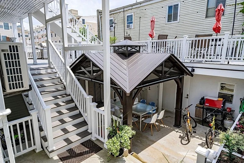 Wow: a 5-bedroom 2-bathroom Beach Block.